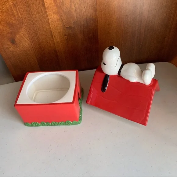 Peanuts Classic Snoopy on His Dog House Ceramic Cookie Jar - Picture 2 of 8